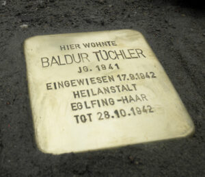 <p>HIER WOHNTE<br />
BALDUR TÜCHLER<br />
JG. 1941<br />
EINGEWIESEN 17.9.1942<br />
HEILANSTALT<br />
EGLFING-HAAR<br />
TOT 28.10.1942</p>
