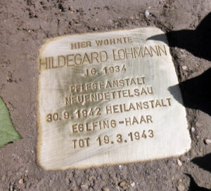 <p>HIER WOHNTE<br />
HILDEGARD LOHMANN<br />
JG. 1934<br />
PFLEGEANSTALT<br />
NEUENDETTELSAU<br />
30.9.1942 HEILANSTALT<br />
EGLFING-HAAR<br />
TOT 19.3.1943</p>
