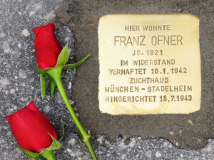 <p>HIER WOHNTE<br />
FRANZ OFNER<br />
JG. 1921<br />
IM WIDERSTAND<br />
VERHAFTET 16.1.1942<br />
ZUCHTHAUS<br />
MÜNCHEN-STADELHEIM<br />
HINGERICHTET 15.7.1943</p>
