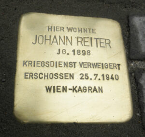 <p>HIER WOHNTE<br />
JOHANN REITER<br />
JG. 1898<br />
KRIEGSDIENST VERWEIGERT<br />
ERSCHOSSEN 25.7.1940<br />
WIEN-KAGRAN</p>
