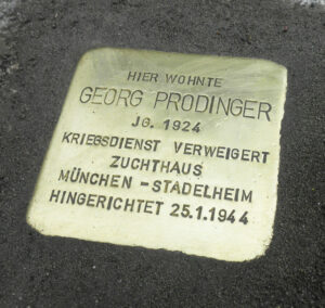 <p>HIER WOHNTE<br />
GEORG PRODINGER<br />
JG. 1924<br />
KRIEGSDIENST VERWEIGERT<br />
ZUCHTHAUS<br />
MÜNCHEN-STADELHEIM<br />
HINGERICHTET 25.1.1944</p>
