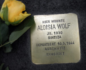 <p>HIER WOHNTE<br />
ALOISIA WOLF<br />
JG. 1930<br />
SINTIZA<br />
DEPORTIERT 10.5.1944<br />
AUSCHWITZ<br />
ERMORDET</p>
