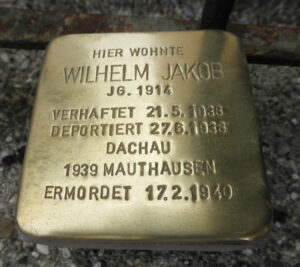 <p>HIER WOHNTE<br />
WILHELM JAKOB<br />
JG. 1914<br />
VERHAFTET 21.5.1938<br />
DEPORTIERT 27.6.1938<br />
DACHAU<br />
1939 MAUTHAUSEN<br />
ERMORDET 17.2.1940</p>
