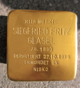 <p>HIER WIRKTE<br />
SIEGFRIED FRITZ<br />
GLASEL<br />
JG. 1890<br />
Deportiert 27.10.1939<br />
ERMORDET IN<br />
NISKO</p>
