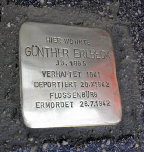 <p>HIER WOHNTE<br />
GÜNTHER ERLBECK<br />
JG. 1895<br />
VERHAFTET 1941<br />
DEPORTIERT 20.7.1942<br />
FLOSSENBÜRG<br />
ERMORDET 28.7.1942</p>
