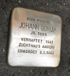 <p>HIER WOHNTE<br />
JOHANN GORUP<br />
JG. 1896<br />
VERHAFTET 1941<br />
ZUCHTHAUS AMBERG<br />
ERMORDET 8.3.1943</p>
