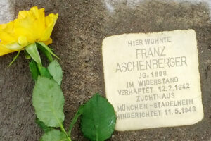 <p>HIER WOHNTE<br />
FRANZ<br />
ASCHENBERGER<br />
JG. 1898<br />
IM WIDERSTAND<br />
VERHAFTET 12.2.1942<br />
ZUCHTHAUS<br />
MÜNCHEN-STADELHEIM<br />
HINGERICHTET 11.5.1943</p>
