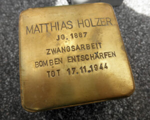 <p>MATTHIAS HOLZER<br />
JG. 1887<br />
ZWANGSARBEIT<br />
BOMBEN ENTSCHÄRFEN<br />
TOT 17.11.1944</p>
