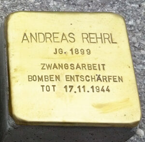 <p>ANDREAS REHRL<br />
JG. 1899<br />
ZWANGSARBEIT<br />
BOMBEN ENTSCHÄRFEN<br />
TOT 17.11.1944</p>
