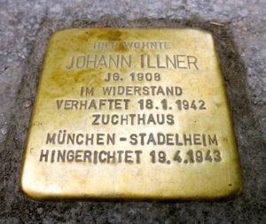 <p>HIER WOHNTE<br />
JOHANN ILLNER<br />
JG. 1908<br />
IM WIDERSTAND<br />
VERHAFTET 18.1.1942<br />
ZUCHTHAUS<br />
MÜNCHEN-STADELHEIM<br />
HINGERICHTET 19.4.1943</p>
