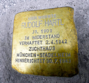 <p>HIER WOHNTE<br />
RUDOLF HARTL<br />
JG. 1909<br />
IM WIDERSTAND<br />
VERHAFTET 2.4.1942<br />
ZUCHTHAUS<br />
MÜNCHEN-STADELHEIM<br />
HINGERICHTET 30.7.1943</p>