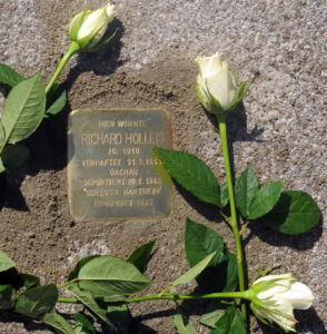 <p>HIER WOHNTE<br />
RICHARD HOLLEIS<br />
JG. 1910<br />
VERHAFTET 31.3.1941<br />
DACHAU<br />
DEPORTIERT 20.1.1942<br />
SCHLOSS HARTHEIM<br />
ERMORDET 1942</p>
