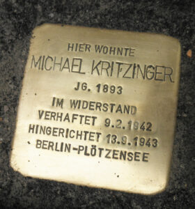 <p>HIER WOHNTE<br />
MICHAEL KRITZINGER<br />
JG. 1893<br />
IM WIDERSTAND<br />
VERHAFTET 9.2.1942<br />
HINGERICHTET 13.9.1943<br />
BERLIN-PLÖTZENSEE</p>
