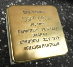 <p>HIER WOHNTE<br />
JOSEF GRON<br />
JG. 1899<br />
DEPORTIERT 17.6.1938<br />
DACHAU<br />
ERMORDET 22.1.1942<br />
„SCHLOSS HARTHEIM“</p>
