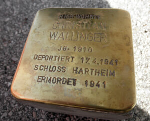 <p>HIER WOHNTE<br />
CHRISTIAN WALLINGER<br />
JG. 1910<br />
DEPORTIERT 17.4.1941<br />
„SCHLOSS HARTHEIM“<br />
ERMORDET 1941</p>
