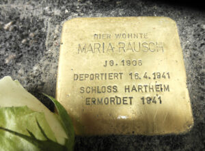 <p>HIER WOHNTE<br />
MARIA RAUSCH<br />
JG. 1906<br />
DEPORTIERT 16.4.1941<br />
„SCHLOSS HARTHEIM“<br />
ERMORDET 1941</p>
