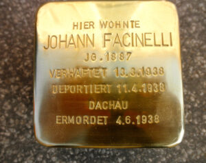 <p>HIER WOHNTE<br />
JOHANN FACINELLI<br />
JG. 1887<br />
VERHAFTET 13.3.1938<br />
DEPORTIERT 11.4.1938<br />
DACHAU<br />
ERMORDET 4.6.1938</p>
