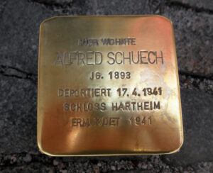 <p>HIER WOHNTE<br />
ALFRED SCHUECH<br />
JG. 1893<br />
DEPORTIERT 17.4.1941<br />
„SCHLOSS HARTHEIM“<br />
ERMORDET 1941</p>
