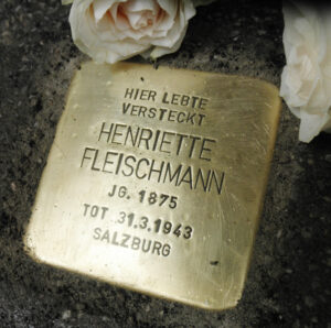 <p>HIER LEBTE<br />
VERSTECKT<br />
HENRIETTE FLEISCHMANN<br />
JG. 1875<br />
TOT 31.3.1943<br />
SALZBURG</p>
