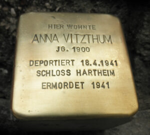 <p>HIER WOHNTE<br />
ANNA VITZTHUM<br />
JG. 1900<br />
DEPORTIERT 18.4.1941<br />
SCHLOSS HARTHEIM<br />
ERMORDET 1941</p>
