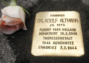 <p>RABBINER<br />
DR. ADOLF ALTMANN<br />
JG. 1879<br />
FLUCHT HOLLAND 1938<br />
DEPORTIERT 25.2.1944<br />
THERESIENSTADT<br />
16.5.1944 AUSCHWITZ<br />
ERMORDET 7.7.1944</p>
