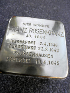 <p>HIER WOHNTE<br />
FRANZ ROSENKRANZ<br />
JG. 1886<br />
VERHAFTET 7.4.1938<br />
DEPORTIERT 22.7.1942<br />
SACHSENHAUSEN<br />
ERMORDET 19.4.1945</p>
