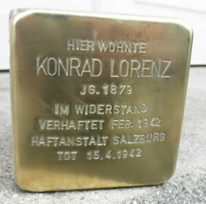 <p>HIER WOHNTE<br />
KONRAD LORENZ<br />
JG. 1879<br />
IM WIDERSTAND<br />
VERHAFTET FEB. 1942<br />
HAFTANSTALT SALZBURG<br />
TOT 15.4.1942</p>
