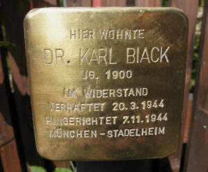 <p>HIER WOHNTE<br />
DR. KARL BIACK<br />
JG. 1900<br />
IM WIDERSTAND<br />
VERHAFTET 20.3.1944<br />
HINGERICHTET 7.11.1944<br />
MÜNCHEN-STADELHEIM</p>
