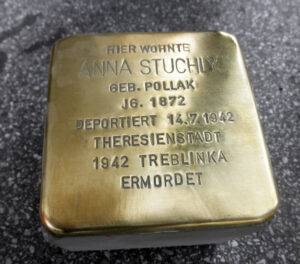 <p>HIER WOHNTE<br />
ANNA STUCHLY<br />
GEB. POLLAK<br />
JG. 1872<br />
DEPORTIERT 14.7.1942<br />
THERESIENSTADT<br />
21.9.1942 TREBLINKA<br />
ERMORDET</p>
