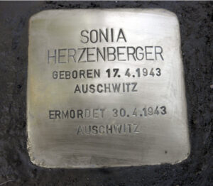 <p>SONIA HERZENBERGER<br />
GEB. 17.4.1943<br />
AUSCHWITZ<br />
ERMORDET 30.4.1943<br />
AUSCHWITZ</p>
