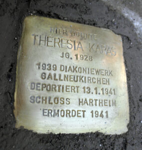 <p>HIER WOHNTE<br />
THERESIA KARAS<br />
1939 DIAKONIEWERK<br />
GALLNEUKIRCHEN<br />
DEPORTIERT 13.1.1941<br />
SCHLOSS HARTHEIM<br />
ERMORDET 1941</p>
