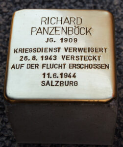 <p>RICHARD PANZENBÖCK<br />
JG. 1909<br />
KRIEGSDIENST VERWEIGERT<br />
26.8.1943 VERSTECKT<br />
AUF DER FLUCHT ERSCHOSSEN<br />
11.6.1944 IN SALZBURG</p>