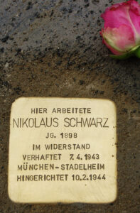 <p>HIER ARBEITETE<br />
NIKOLAUS SCHWARZ<br />
JG. 1898<br />
IM WIDERSTAND<br />
VERHAFTET 7.4.1943<br />
MÜNCHEN-STADELHEIM<br />
HINGERICHTET 10.2.1944</p>
