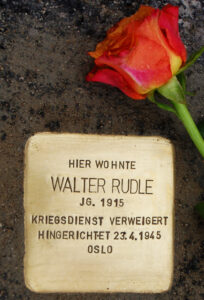 <p>HIER WOHNTE<br />
WALTER RUDLE<br />
JG. 1915<br />
KRIEGSDIENST VERWEIGERT<br />
HINGERICHTET 23.4.1945<br />
IN OSLO</p>
