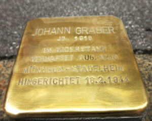 <p>JOHANN GRABER<br />
JG. 1918<br />
IM WIDERSTAND<br />
VERHAFTET AUG. 1940<br />
MÜNCHEN-STADELHEIM<br />
HINGERICHTET 18.2.1944</p>
