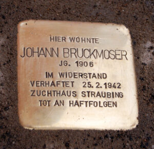 <p>HIER WOHNTE<br />
JOHANN BRUCKMOSER<br />
JG.1906<br />
IM WIDERSTAND<br />
VERHAFTET 25.2.1942<br />
ZUCHTHAUS STRAUBING<br />
TOT AN HAFTFOLGEN<br />
15.6.1948</p>
