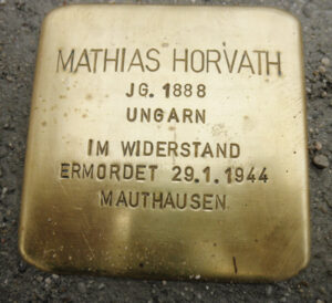 <p>MATHIAS HORVATH<br />
JG. 1888<br />
UNGARN<br />
IM WIDERSTAND<br />
ERMORDET 29.1.1944<br />
MAUTHAUSEN</p>
