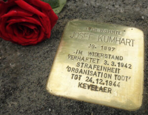 <p>HIER WOHNTE<br />
JOSEF KUMHART<br />
JG. 1897<br />
IM WIDERSTAND<br />
VERHAFTET 3.3.1942<br />
STRAFEINHEIT „OT“<br />
TOT 24.12.1944 IN<br />
KEVELAER</p>
