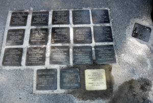 <p>HELMUT<br />
LICHTENBERGER<br />
GEB. 1941<br />
IM LAGER MAXGLAN<br />
DEPORTIERT 1943<br />
AUSCHWITZ<br />
ERMORDET 19.4.1943</p>