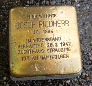 <p>HIER WOHNTE<br />
JOSEF RIEDHERR<br />
JG. 1894<br />
IM WIDERSTAND<br />
VERHAFTET 26.3.1942<br />
ZUCHTHAUS STRAUBING<br />
TOT AN HAFTFOLGEN<br />
1.5.1947</p>
