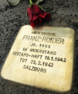 <p>HIER WOHNTE<br />
FRANZ ROIDER<br />
JG. 1895<br />
IM WIDERSTAND<br />
GESTAPO-HAFT 19.1.1942<br />
TOT 25.2.1942<br />
SALZBURG</p>
