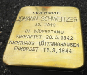 <p>HIER WOHNTE<br />
JOHANN SCHWEITZER<br />
JG. 1913<br />
IM WIDERSTAND<br />
VERHAFTET 20.5.1942<br />
ZUCHTHAUS LÜTTRINGHAUSEN<br />
ERMORDET 11.3.1944</p>
