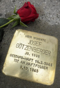 <p>HIER WOHNTE<br />
JOSEF GÖTZENBERGER<br />
JG. 1896<br />
GESTAPO-HAFT 16.2.1945<br />
TOT AN HAFTFOLGEN<br />
9.10.1945</p>
