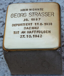 <p>HIER WOHNTE<br />
GEORG STRASSER<br />
JG. 1887<br />
DEPORTIERT 17.6.1938<br />
DACHAU<br />
TOT AN HAFTFOLGEN<br />
27.10.1942</p>
