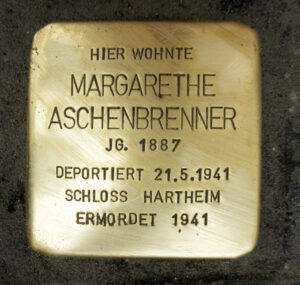 <p>HIER WOHNTE<br />
MARGARETHE ASCHENBRENNER<br />
JG. 1887<br />
DEPORTIERT 21.5.1941<br />
SCHLOSS HARTHEIM<br />
ERMORDET 1941</p>
