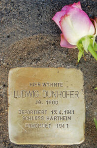 <p>HIER WOHNTE<br />
LUDWIG DUNHOFER<br />
JG. 1900<br />
DEPORTIERT 17.4.1941<br />
SCHLOSS HARTHEIM<br />
ERMORDET 1941</p>
