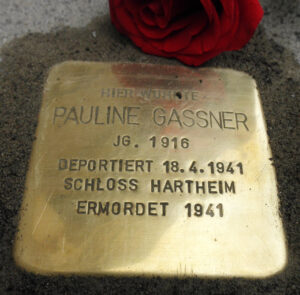 <p>HIER WOHNTE<br />
PAULINE GASSNER<br />
JG. 1916<br />
DEPORTIERT 18.4.1941<br />
SCHLOSS HARTHEIM<br />
ERMORDET 1941</p>
