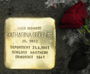 <p>HIER WOHNTE<br />
KATHARINA GRÖBNER<br />
JG. 1892<br />
DEPORTIERT 21.4.1941<br />
SCHLOSS HARTHEIM<br />
ERMORDET 1941</p>
