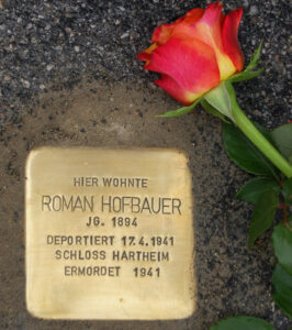 <p>HIER WOHNTE<br />
ROMAN HOFBAUER<br />
JG. 1894<br />
DEPORTIERT 17.4.1941<br />
SCHLOSS HARTHEIM<br />
ERMORDET 1941</p>
