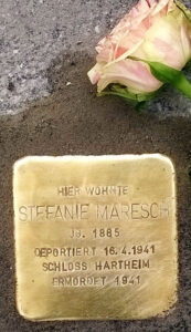 <p>HIER WOHNTE<br />
STEFANIE MARESCH<br />
JG. 1885<br />
DEPORTIERT 16.4.1941<br />
SCHLOSS HARTHEIM<br />
ERMORDET 1941</p>
